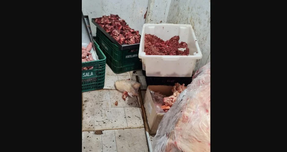 Fiscalização apreende 1 tonelada de carne podre em açougue na Capital
