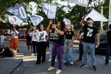 Rio de Janeiro (RJ), 20/08/2026 – A candidata à presidência da República Samara Martins, da Unidade Popular (UP), faz panfletagem durante caminhada na Saara, polo de comércio no centro da cidade. Foto: Fernando Frazão/Agência Brasil