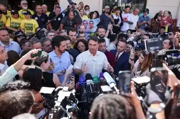 Brazilian presidential candidate and senator Flavio Bolsonaro speaks to supporters as he visits the Sao Miguel Paulista Municipal Market (Mercado Municipal de Sao Miguel Paulista) during an election campaign in Sao Paulo, Brazil, August 20, 2026. REUTERS/Amanda Perobelli