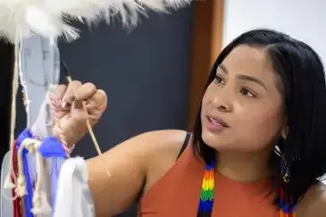 Brasília (DF), 21/08/2026 - Angela Kaxuyana preparando detalhes da exposição 
Foto: Woltaire Masaki/Divulgação