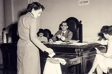 Acervo Arquivo Nacional Brasília - DF - 30/07/2026 - Conquista do voto feminino no Brasil resistiu à misoginia histórica. (Em 1955, eleitora vota para presidente da República, no Rio: direito arduamente conquistado. Foto: Acervo Arquivo Nacional