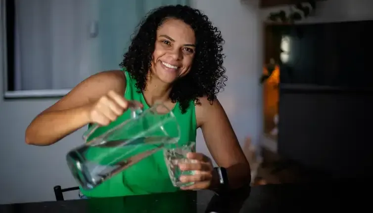 Brasília/DF - 11/09/2026 - A jornalista Rayane Lopes, convive com a doença Dermatite Atópica há anos. Foto: Rafa Neddermeyer/Agência Brasil