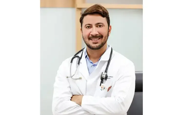 27/07/2026 - Dr. Adriano Moraes é hepatologista, doutor em Hepatologia pela Universidade de São Paulo; diretor da Sociedade Brasileira de Hepatologia (SBH) e da Federação Brasileira de Gastroenterologia (FBG), coordenador do programa de Residência em clínica médica do Hospital Santa Lúcia Sul , de Brasília-DF .  O mês de julho marca a campanha “Julho Amarelo”, destinada a promover conscientização da população sobre a prevenção, diagnóstico e tratamento das hepatites virais.
A hepatite é uma inflamação que agride o fígado, e pode ser causada principalmente por vírus, pelo uso de alguns medicamentos, álcool em excesso e outras drogas. Foto:  Sociedade Brasileira de Hepatologia (SBH)/Divulgação