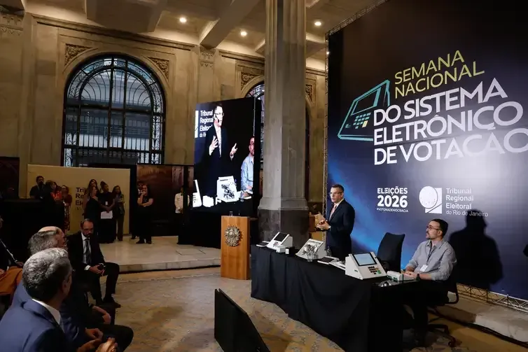 Fernando Frazão/Agência Brasil Rio de Janeiro (RJ), 03/08/2026 – O secretário de tecnologia da informação do Tribunal Regional Eleitoral Michel Kovacs apresenta a estrutura interna, mecanismos de segurança e testes da urna eletrônica para as Eleições de 2026. Foto: Fernando Frazão/Agência Brasil