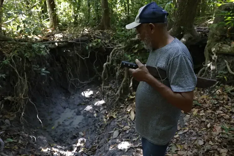 Balsas (MA), 10/10/2025 – O agricultor familiar Orlando Alves da Silva observa uma das nascentes do Rio das Balsas seca, em Limpeza, nos Gerais de Balsas. Foto: Fernando Frazão/Agência Brasil