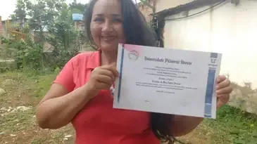 Kennya Silva com o diploma de graduação em Letras