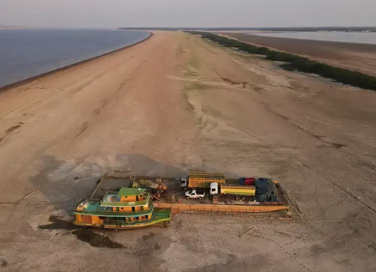 Seca na Amazônia deixa barcos encalhados e paralisa transporte pelos rios
10/11/2023
REUTERS/Bruno Kelly
