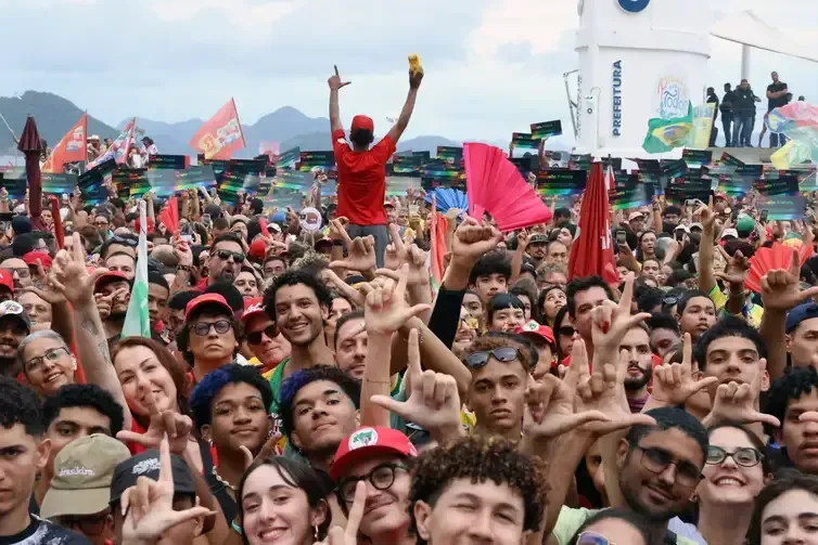 Rio de Janeiro (RJ), 18/10/2026 - Ato pela Democracia com participação de dezenas de artistas que apoiam a reeleição do presidente da República Luiz Inácio Lula da Silva, na orla de Copacabana. Foto: Rovena Rosa/Agência Brasil