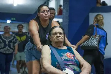 Rio de Janeiro (RJ), 25/10/2026 – A eleitora aposentada Maria das Dores de Lima e sua neta Alexia de Lima indo votar, no Centro Universitário Augusto Motta (UNISUAM), na zona norte do Rio de Janeiro. Foto: Tomaz Silva/Agência Brasil