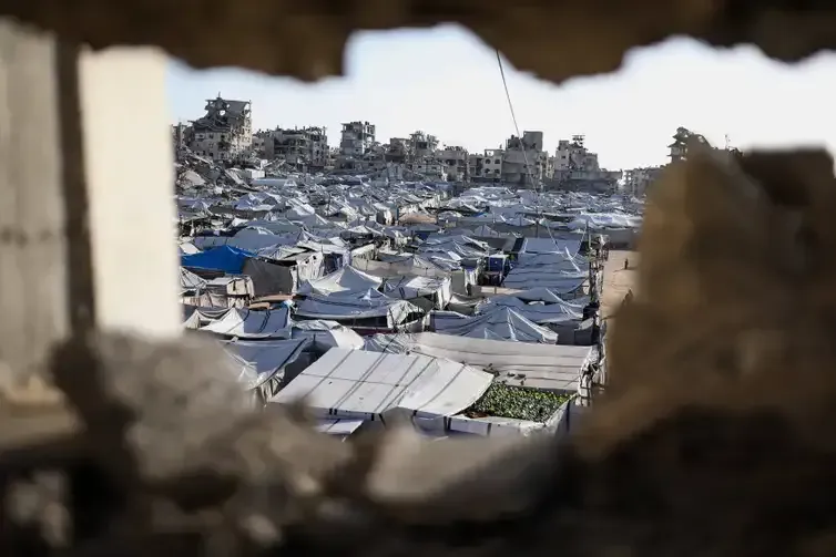 Displaced Palestinians Live in Tents Amid Gaza Housing Crisis Displaced Palestinians continue daily life in crowded tents set up among destroyed buildings in Gaza City on October 5, 2026, amid a severe housing and shelter crisis after years of war and destruction. According to the United Nations Office for the Coordination of Humanitarian Affairs, 65 percent of families in the Gaza Strip are still living in tents or temporary shelters that provide almost no protection from the weather, while 94 percent of the population needs shelter and essential household assistance. The scene comes on World Habitat Day, marked on October 5, as displaced families face deteriorating tents, shortages of shelter materials and growing concerns ahead of the ra Copyright: xapaimagesxBilalxOsamaxxapaimagesx No Use Switzerland. No Use Germany. No Use Austria