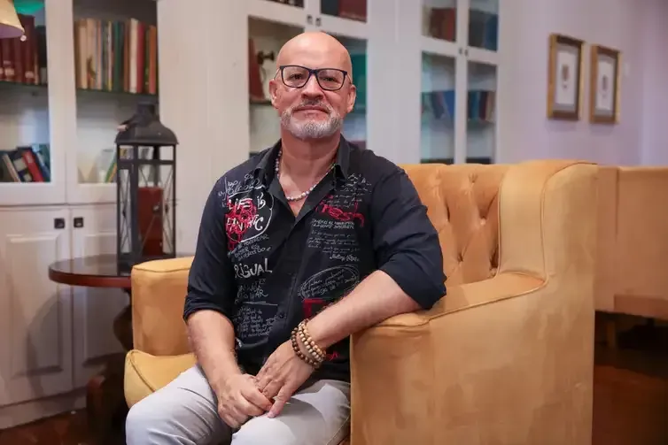 Rio de Janeiro (RJ), 14/10/2026 – O escritor luso-cabo-verdiano, Joaquim Arena, que participará do Clube de Leitura do Centro Cultural Banco do Brasil Rio de Janeiro (CCBB-RJ),  fala à Agência Brasil, no centro da capital fluminense. Foto: Tomaz Silva/Agência Brasil
