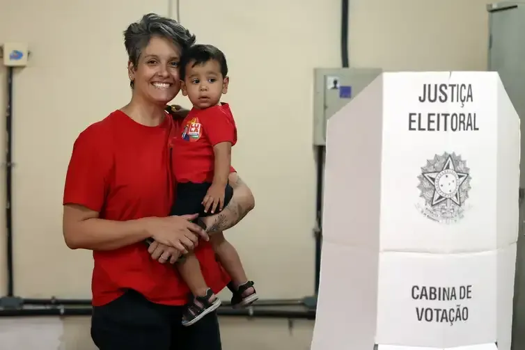 Valter Campanato/Agência Brasil Brasília (DF), 25/10/2026 - Poliana Carla em dia de votação das Eleições 2026, na Escola Paulo Freire. Foto: Valter Campanato/Agência Brasil