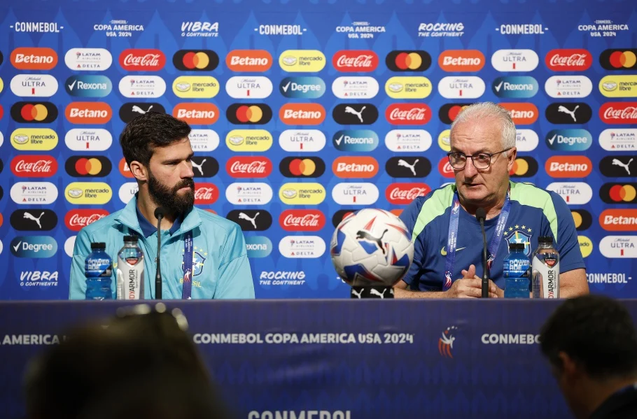 Dorival Júnior e Alisson durante coletiva de imprensa