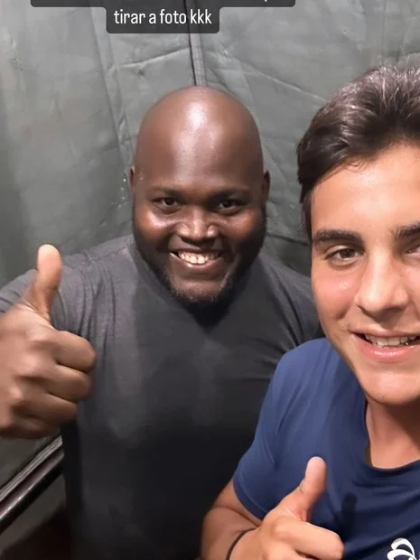 Filho de Ivete Sangalo esbanja simpatia ao postar foto com fã