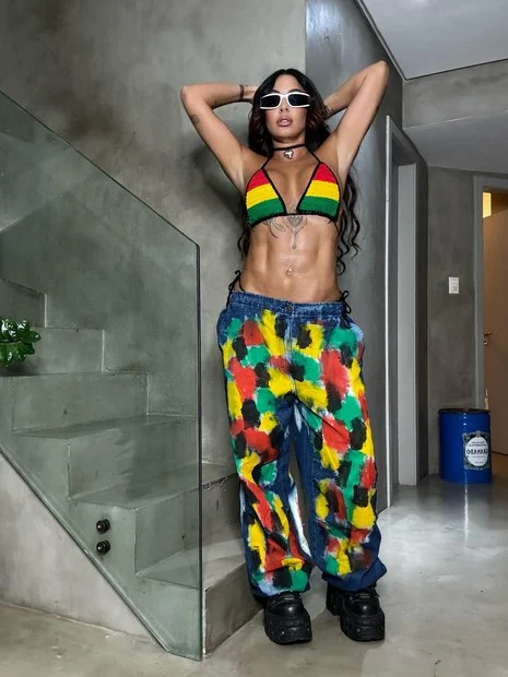 Alinne Rosa ostenta barriga trincada em ensaio do Olodum