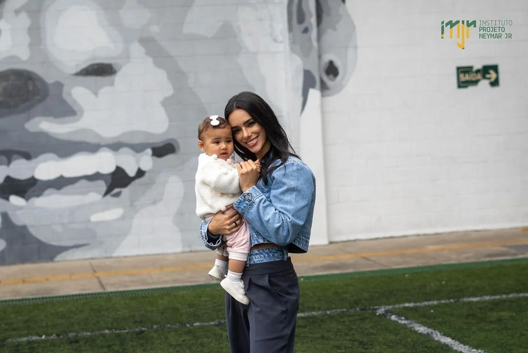 Bruna Biancardi e Mavie visitam Instituto Neymar Reprodução/Instagram