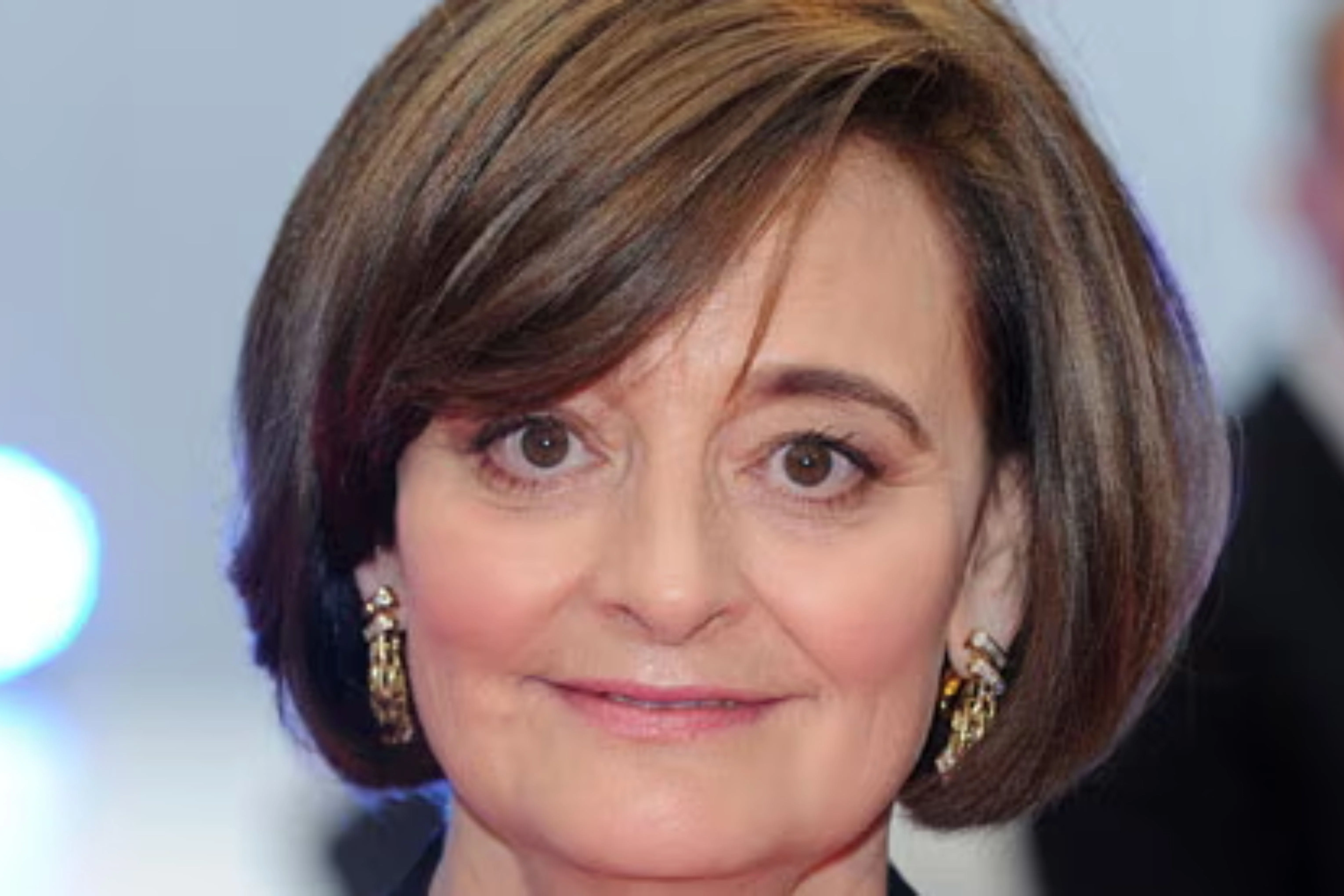 Cherie Blair: Advogada e esposa de Tony Blair, conhecida por seu trabalho em direitos humanos e igualdade de gênero. Reprodução