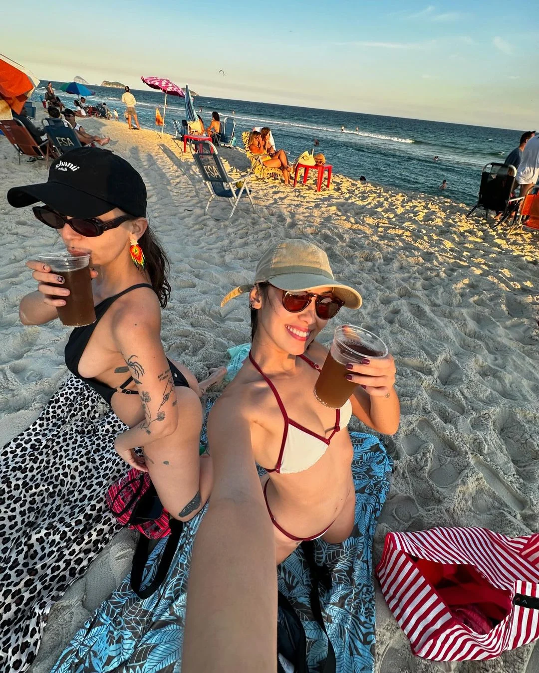 Ana com amiga em praia  Reprodução/Instagram