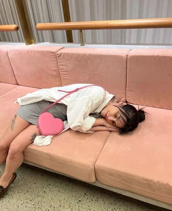 Cleo Pires cochilando no sofá Reprodução: Instagram