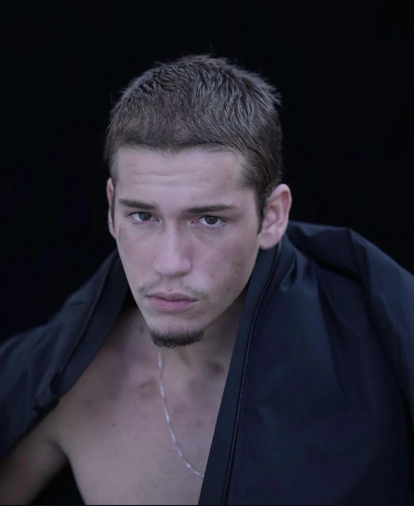Ele garante que o dinheiro para os cliques sai do próprio bolso, em partes, do dinheiro que recebe com o trabalho como modelo Reprodução/Instagram/Vinícius Mochizuki