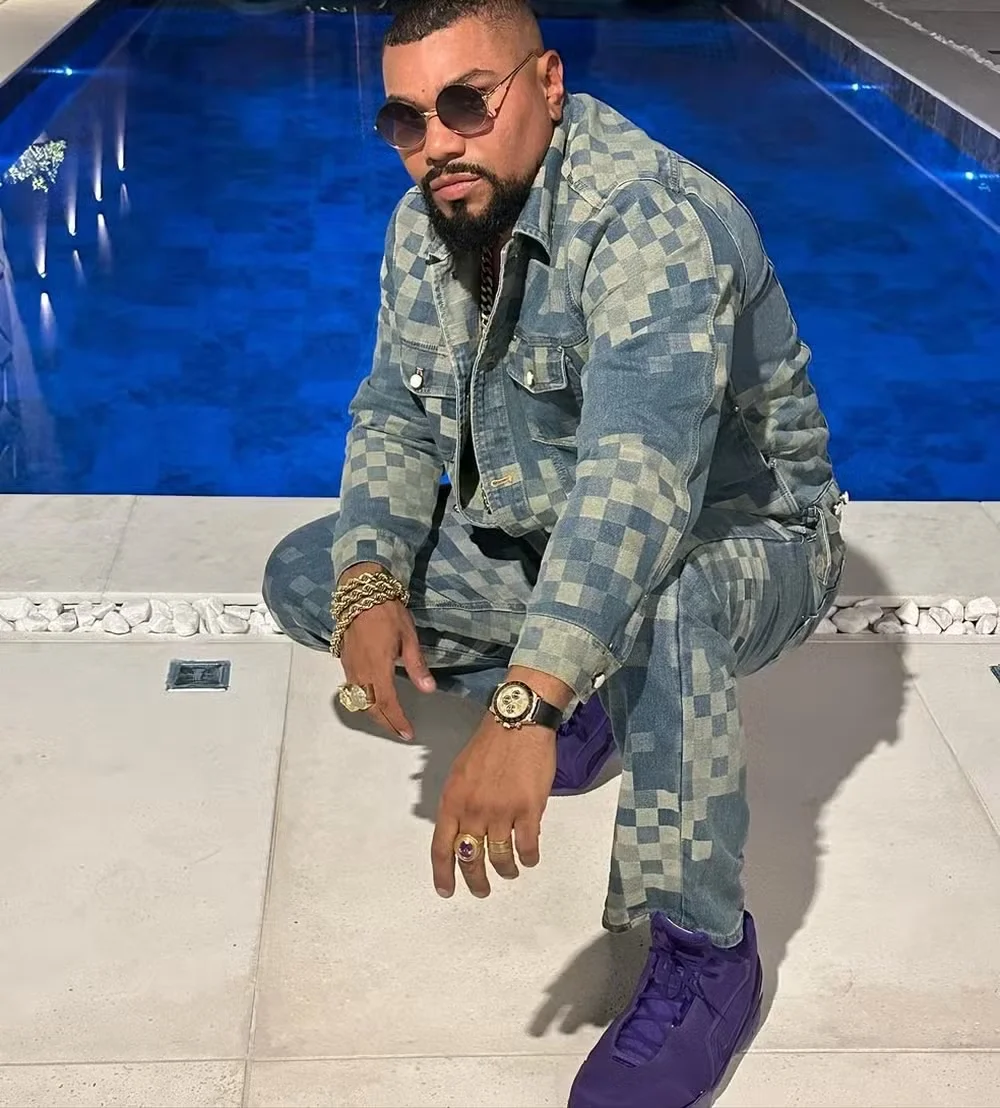Cantor veste looks caros com relógios de grife Reprodução/Instagram