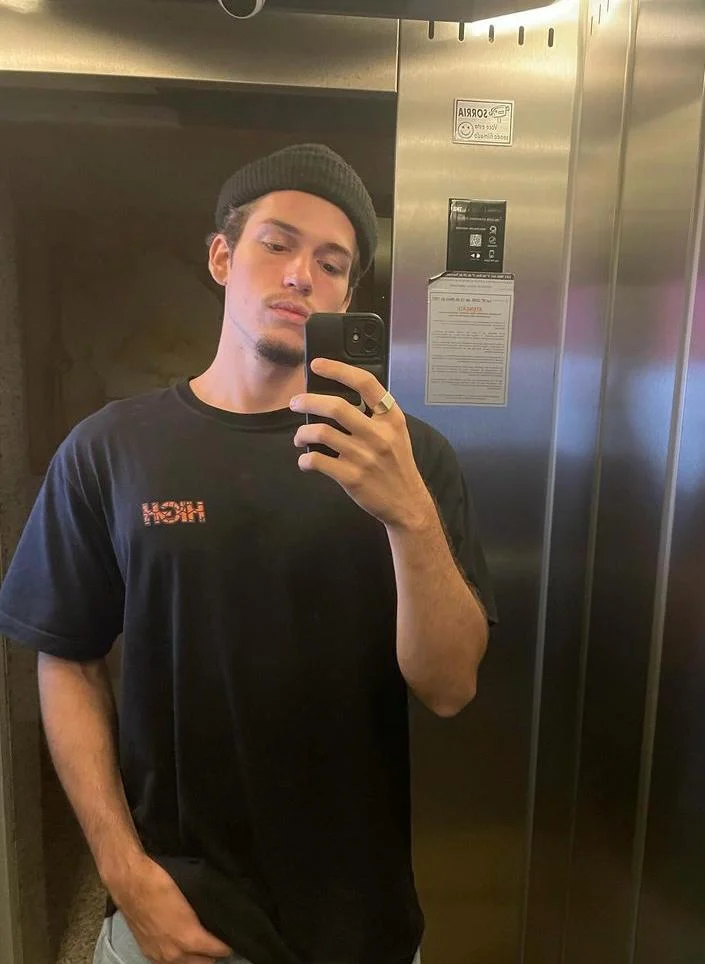 Na carreira musical, o jovem prefere assinar apenas com parte do sobrenome: Nelli Reprodução/Instagram