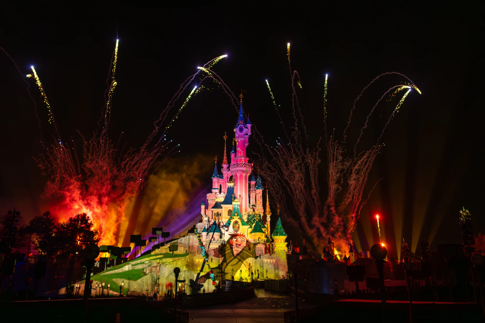 Disneyland de Paris celebra reabertura da Catedral de Notre Dame com montagem de 