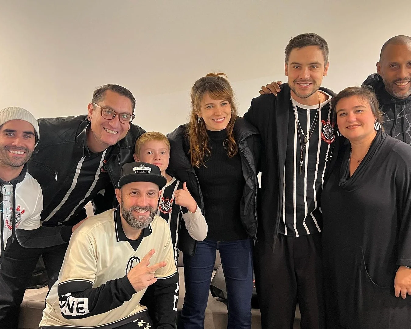 Sergio Guizé e Bianca Bin assistem ao jogo do Corinthians em família Reprodução/Instagram