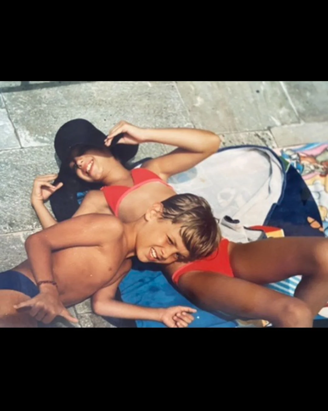 Kayky Brito e a irmã Sthefany Brito durante a infância Reprodução
