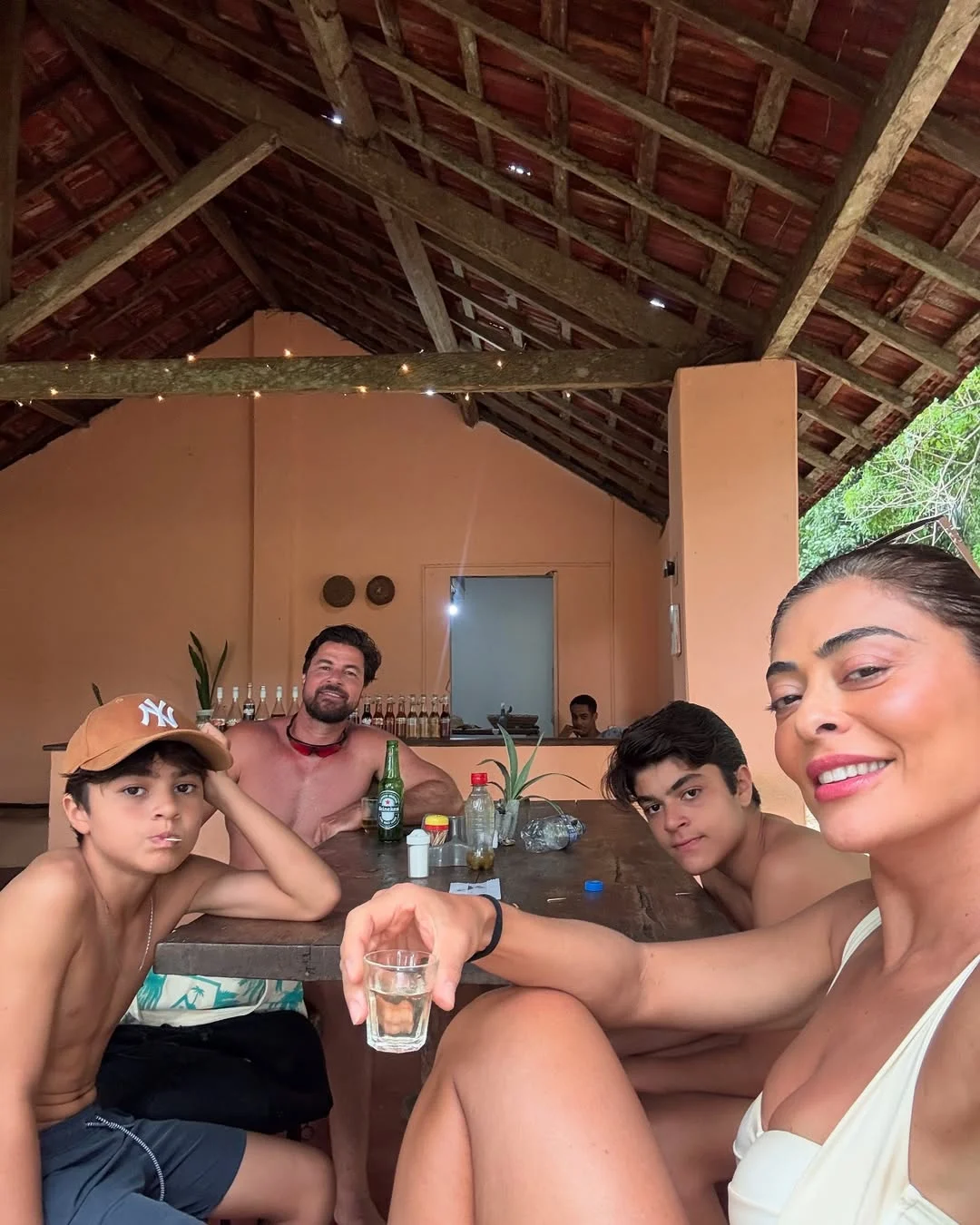 Juliana Paes com familiares Reprodução Instagram - 25.4.2025