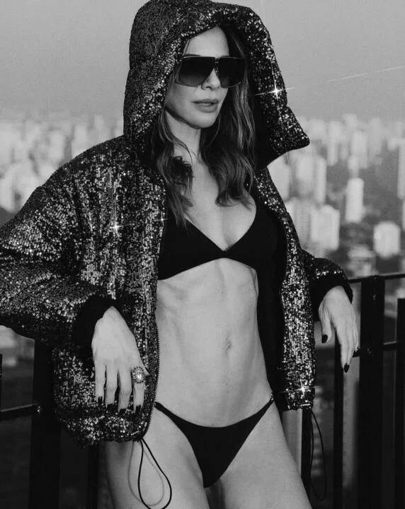 Luciana Gimenez posa de biquíni para ensaio Reprodução: Instagram