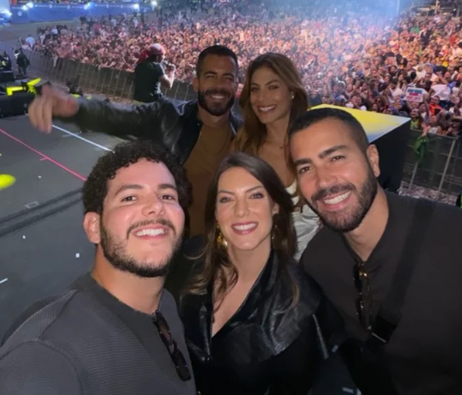 O herdeiro do axé ganhou destaque após o romance com Mari Gonzalez surgir ao público, entretanto, a ex-BBB não é a primeira famosa com quem se relaciona. Vale destacar que o músico coleciona affairs com modelos, influenciadoras e celebridades. Reprodução