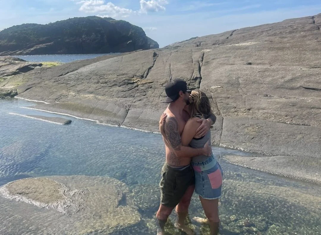 Juliana Paiva e Danilo Partezani em clima de romance na praia Reprodução/Instagram