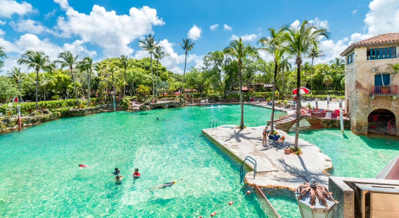 A Venetian Pool é, possivelmente, uma das piscinas mais bonitas do mundo. Ela combina um cenário idílico com água doce reabastecida diariamente de um aquífero subterrâneo. Aberta ao público sete dias por semana, as crianças podem aproveitar a piscina rasa e a gruta fresca, enquanto os pais valorizam as instalações impecáveis, incluindo chuveiros, armários, estacionamento gratuito e opções de comida no café local. Divulgação