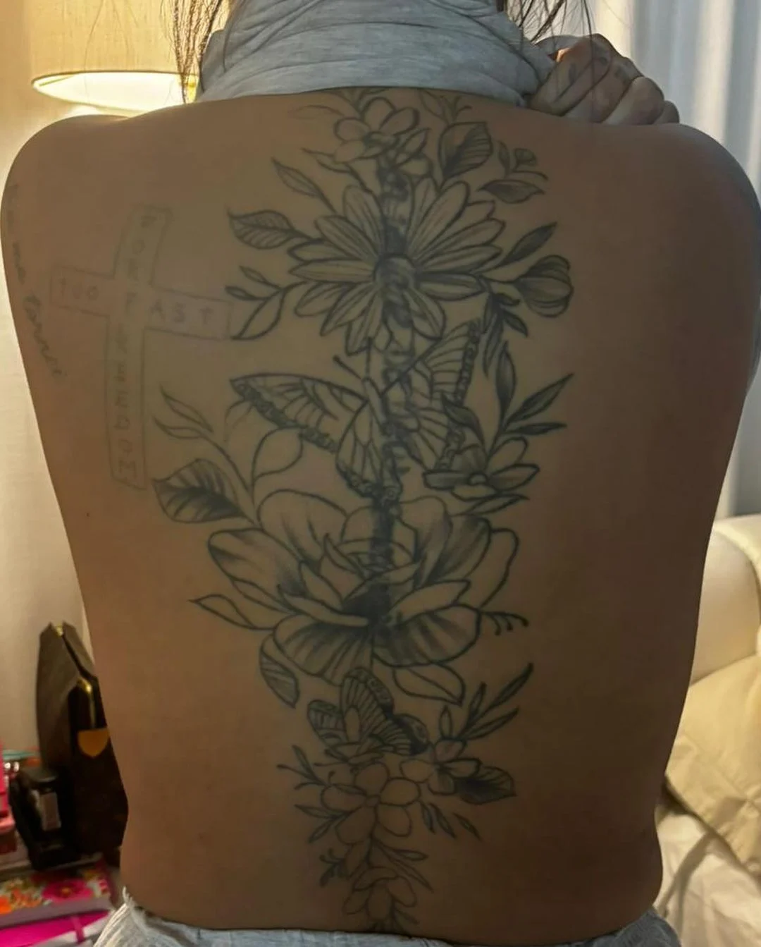 Rafaella Santos cobriu uma tatuagem antiga que possuía no mesmo local Reprodução/Instagram