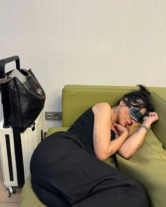 Cleo Pires cochilando no sofá Reprodução: Instagram