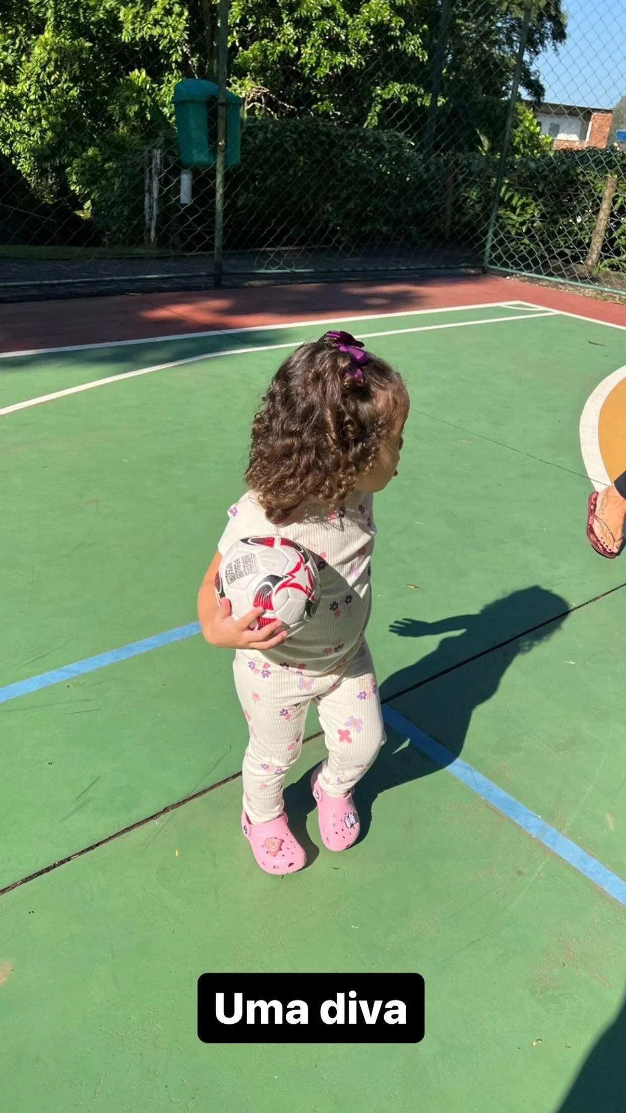 Nas imagens, Cecília aparece brincando de futebol Reprodução/Instagram