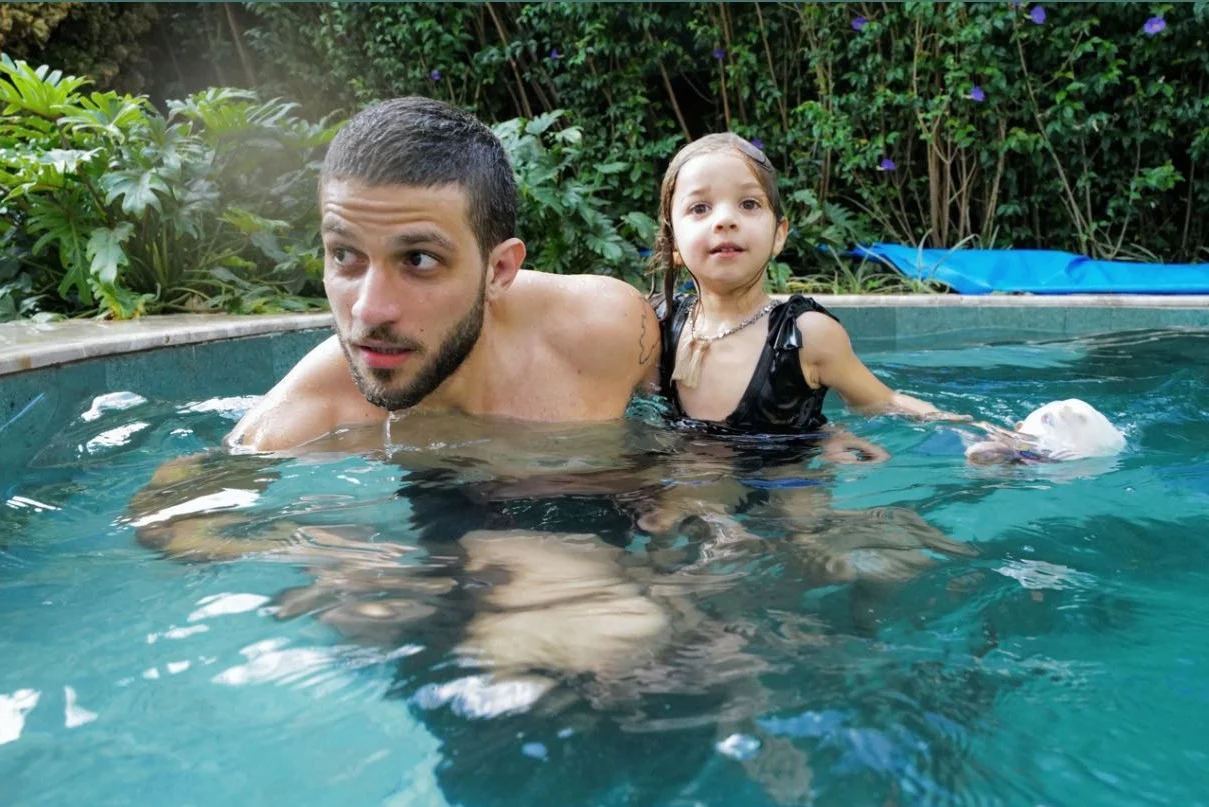Chay Suede com a filha Maria Reprodução/Instagram