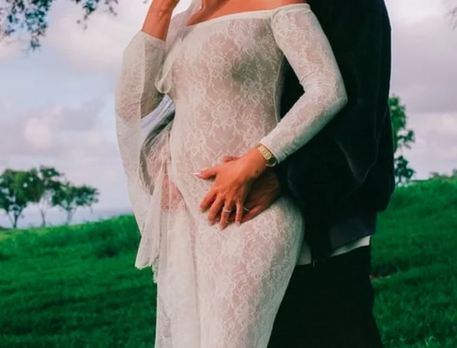 Nas redes sociais, Hailey publicou uma foto com a mão na barriga ao lado do cantor. Reprodução: Flipar