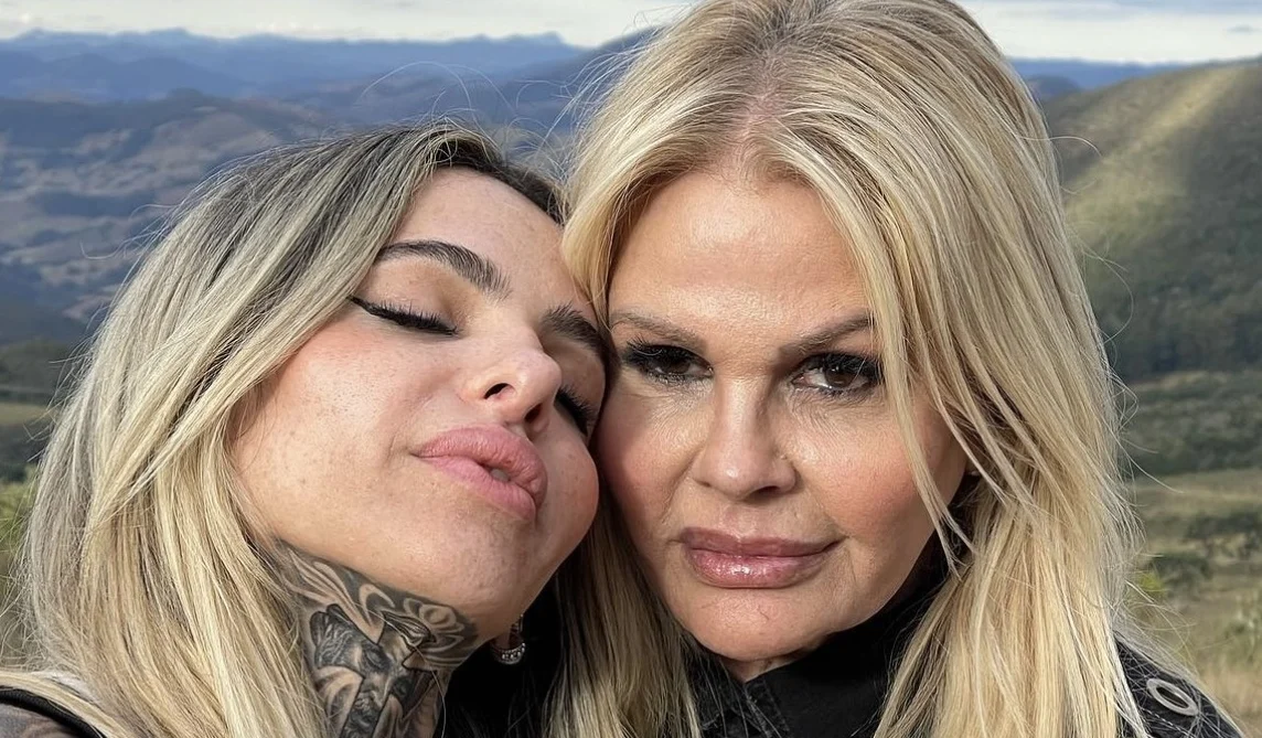 Monique Evans também chegou a congregar na Bola de Neve. À época, ela apresentava um programa erótico na Rede TV e anunciou durante um culto que estava deixando a atração. Neste mês, Monique casou com a DJ Cacá Werneck, e a cerimônia foi celebrada pelo pastor Marcos, de outra igreja evangélica. Reprodução/Instagram