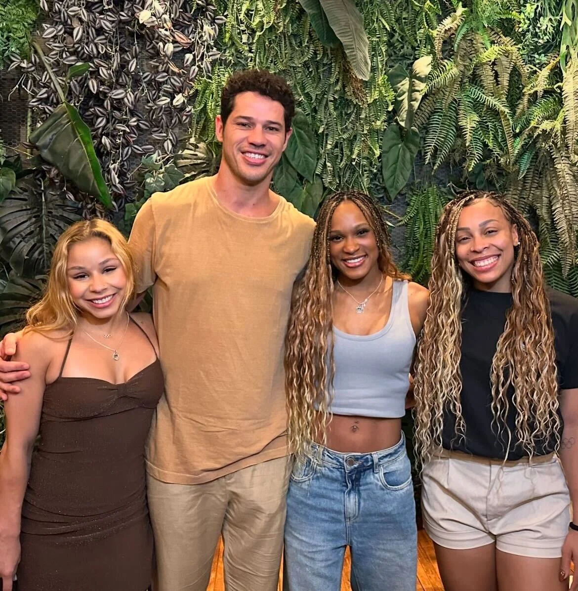 José Loreto com Rebeca Andrade, Flavinha e Lorrane Oliveira em jantar Reprodução Instagram - 23.8.2024