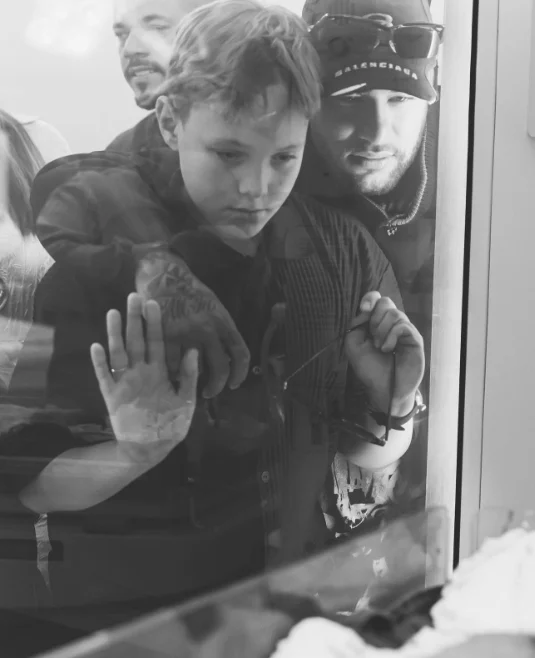 Neymar e Davi Luca no nascimento de Helena Reprodução