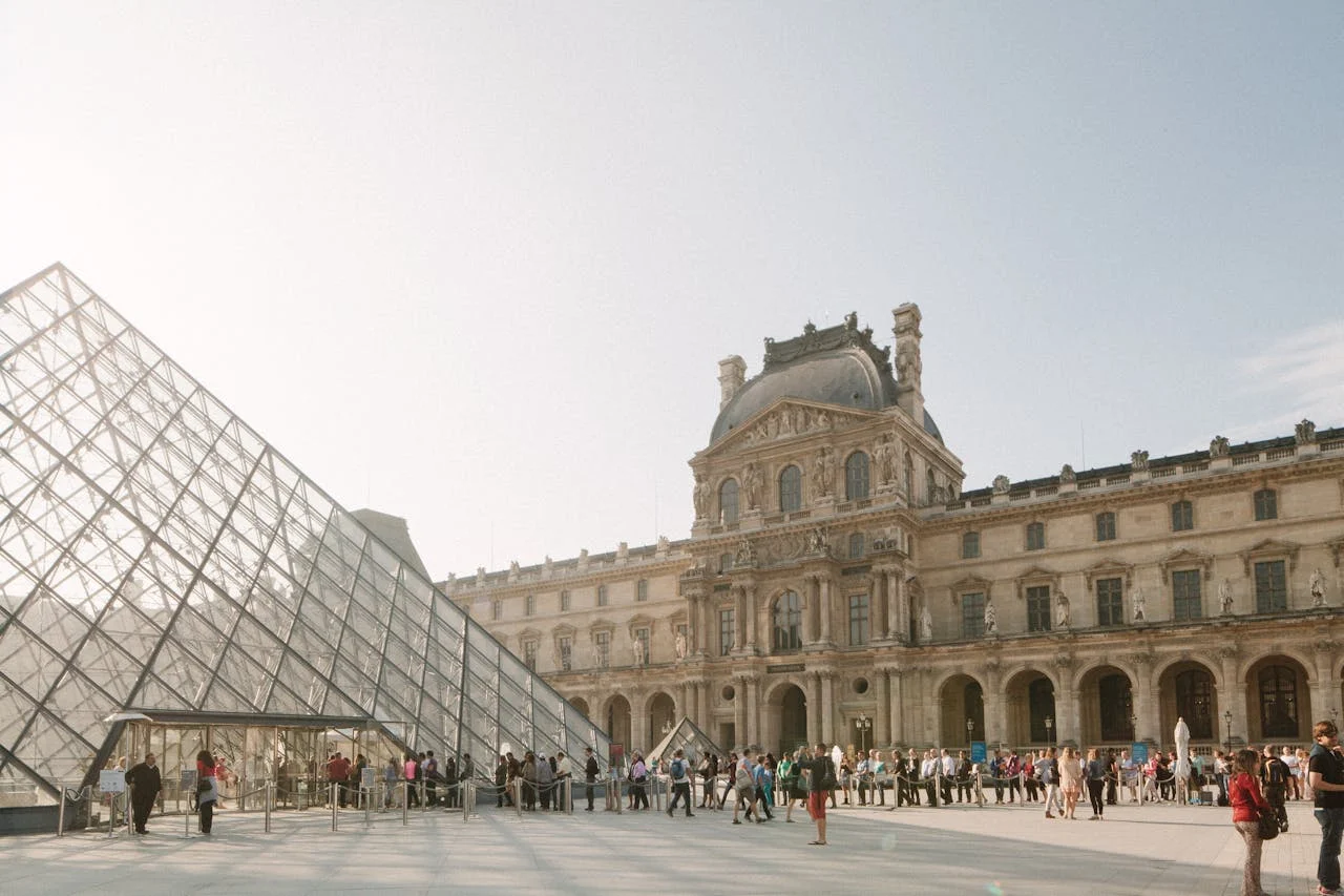 Museu do Louvre: lar da Mona Lisa e de inúmeras obras-primas, o Louvre é o maior museu do mundo e um verdadeiro tesouro artístico. Lina Kivaka/Pexels