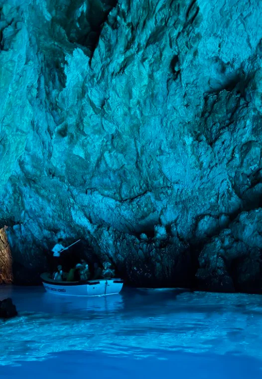 Isabella Santoni curte "Blue Cave" Reprodução