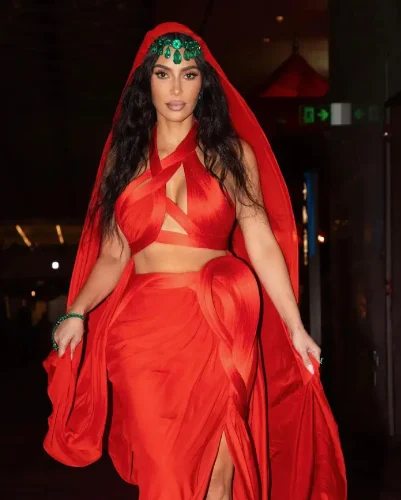 Kim Kardashian é criticada por escolhas de vestido em casamento indiano Reprodução/Instagram
