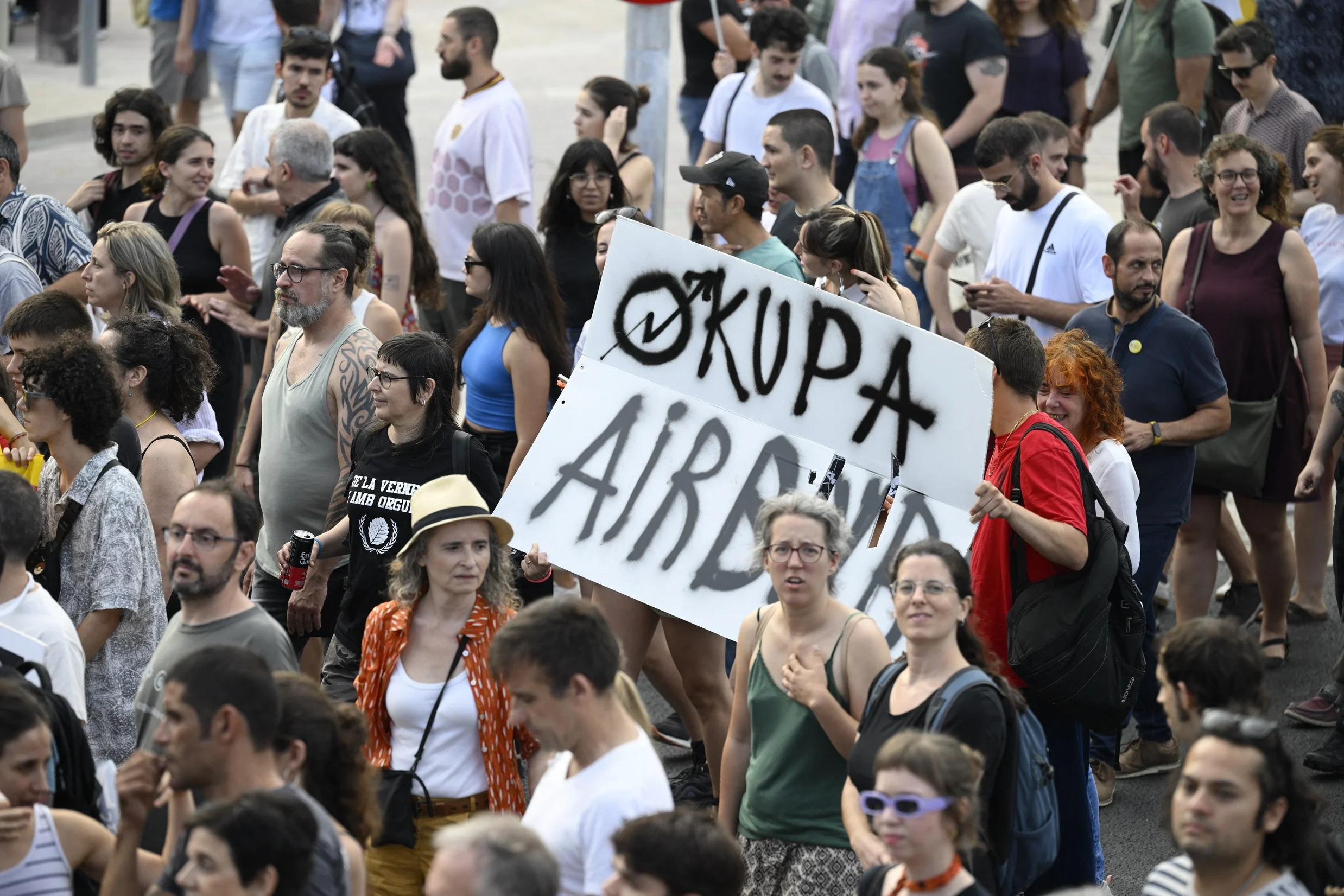 Manifestantes marcham durante um protesto contra o turismo de massa no beco Las Ramblas, em Barcelona, no dia 6 de julho de 2024 Josep Lago/AFP