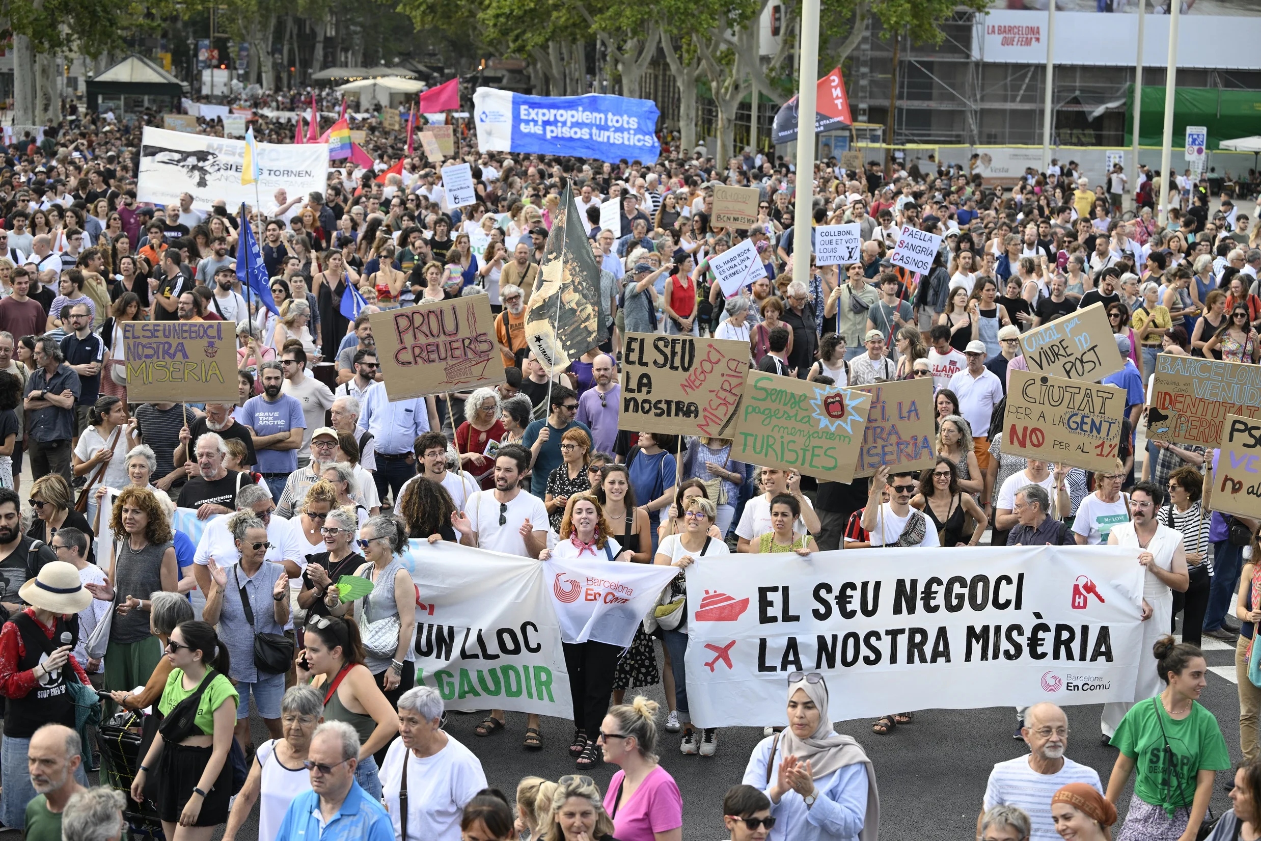 Manifestantes marcham durante um protesto contra o turismo de massa no beco Las Ramblas, em Barcelona, no dia 6 de julho de 2024 Josep Lago/AFP