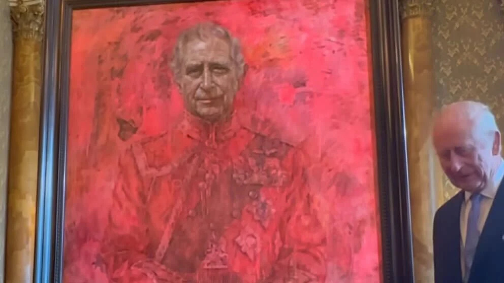 Rei Charles III posa ao lado do próprio retrato Reprodução Instagram - 15.3.2024