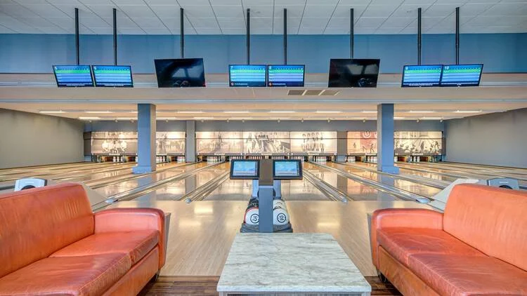 A Pinstripes Aventura é um vasto centro de "eatertainment" que possui 2.800 metros quadrados com um bistrô ítalo-americano, 12 pistas de boliche, quadras de bocha, áreas para eventos privados e um terraço na cobertura. Crianças podem aproveitar as telas de alta tecnologia para boliche e protetores de canaleta, enquanto os pais apreciam a decoração elegante, o menu extenso e o serviço atencioso com garçom dedicado. Divulgação