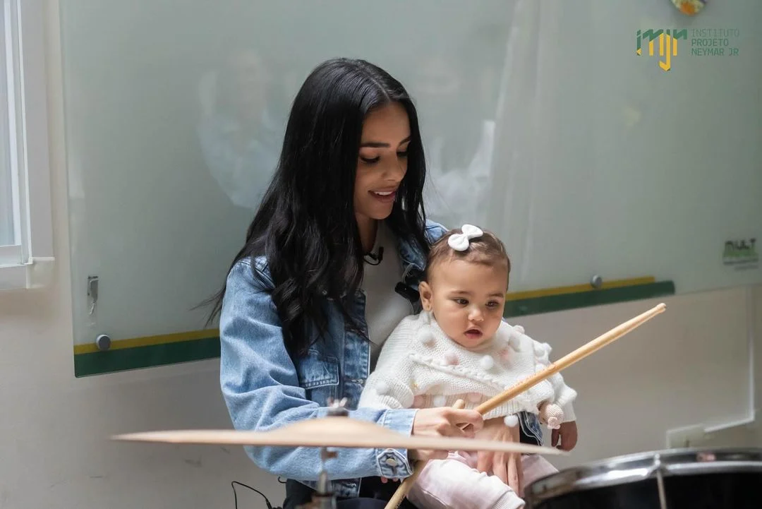 A bebê se divertiu ao lado da mãe ao conhecer o Instituto Neymar Jr, em Santos Reprodução/Instagram